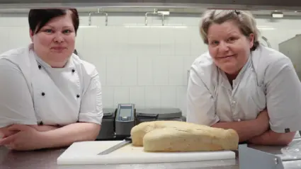 Hanna Wetter och Charlotta Ek vid köksbänk med nybakat bröd.