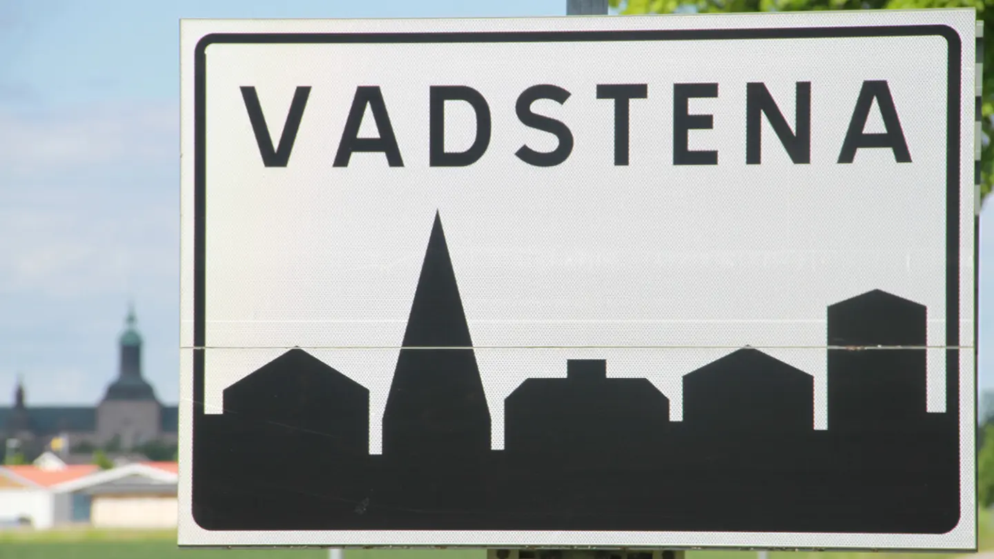 Skylt med texten Vadstena vid infart till staden.
