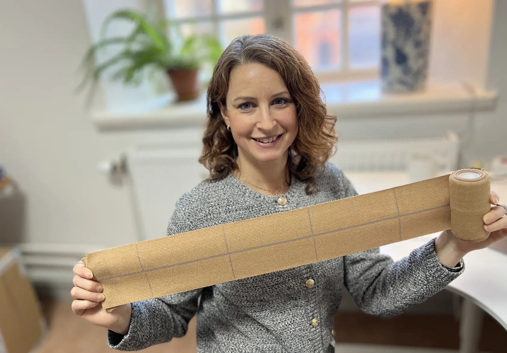 Josefin Damm visar ett bandage.