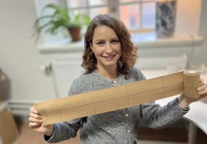 Josefin Damm visar ett bandage.