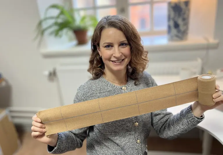 Josefin Damm visar ett bandage.