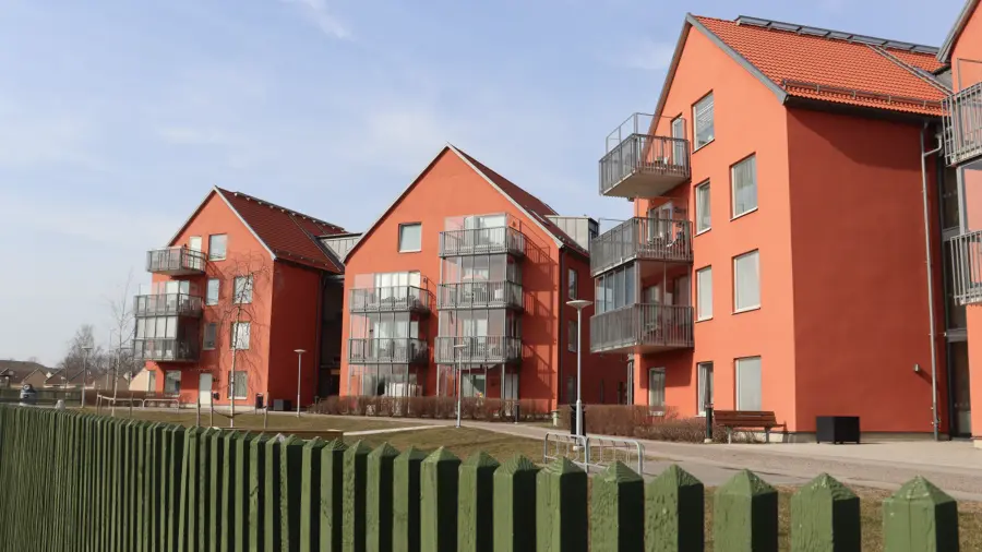 Tre av husen på Trygghetsboendet på Kalkhagsvägen.