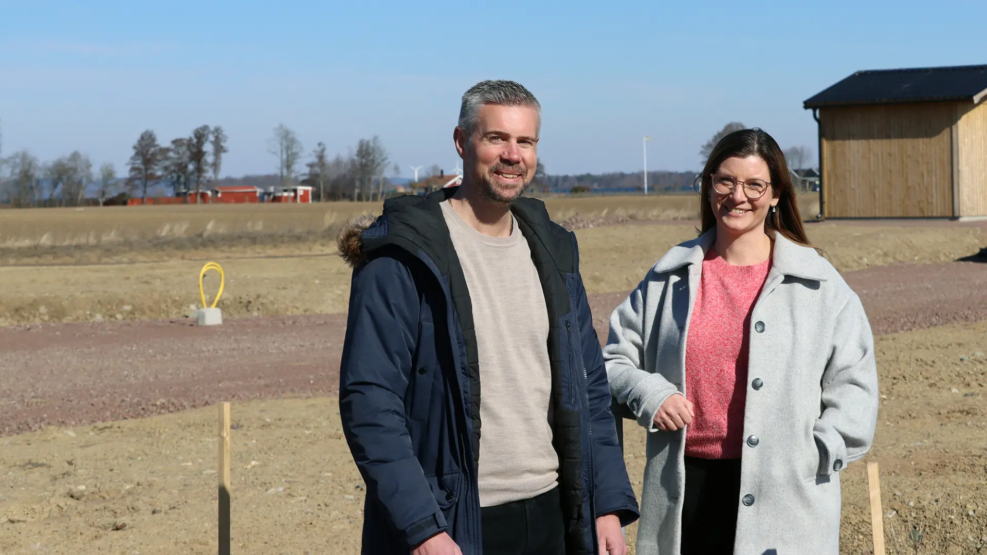 Tobias Bohman och Rebecka Bäck i solen på området Karlsfrid.