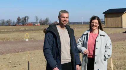 Tobias Bohman och Rebecka Bäck i solen på området Karlsfrid.