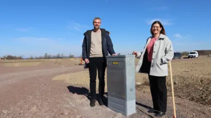 Tobias Bohman och Rebecka står på området Karlsfrid.