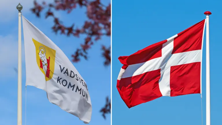 Vadstenas flagga och danska flaggan.