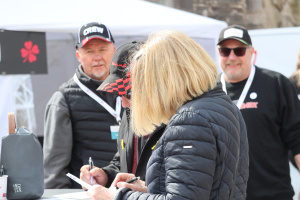 Par svarar på tävlingsfrågor på borggården under mässan.