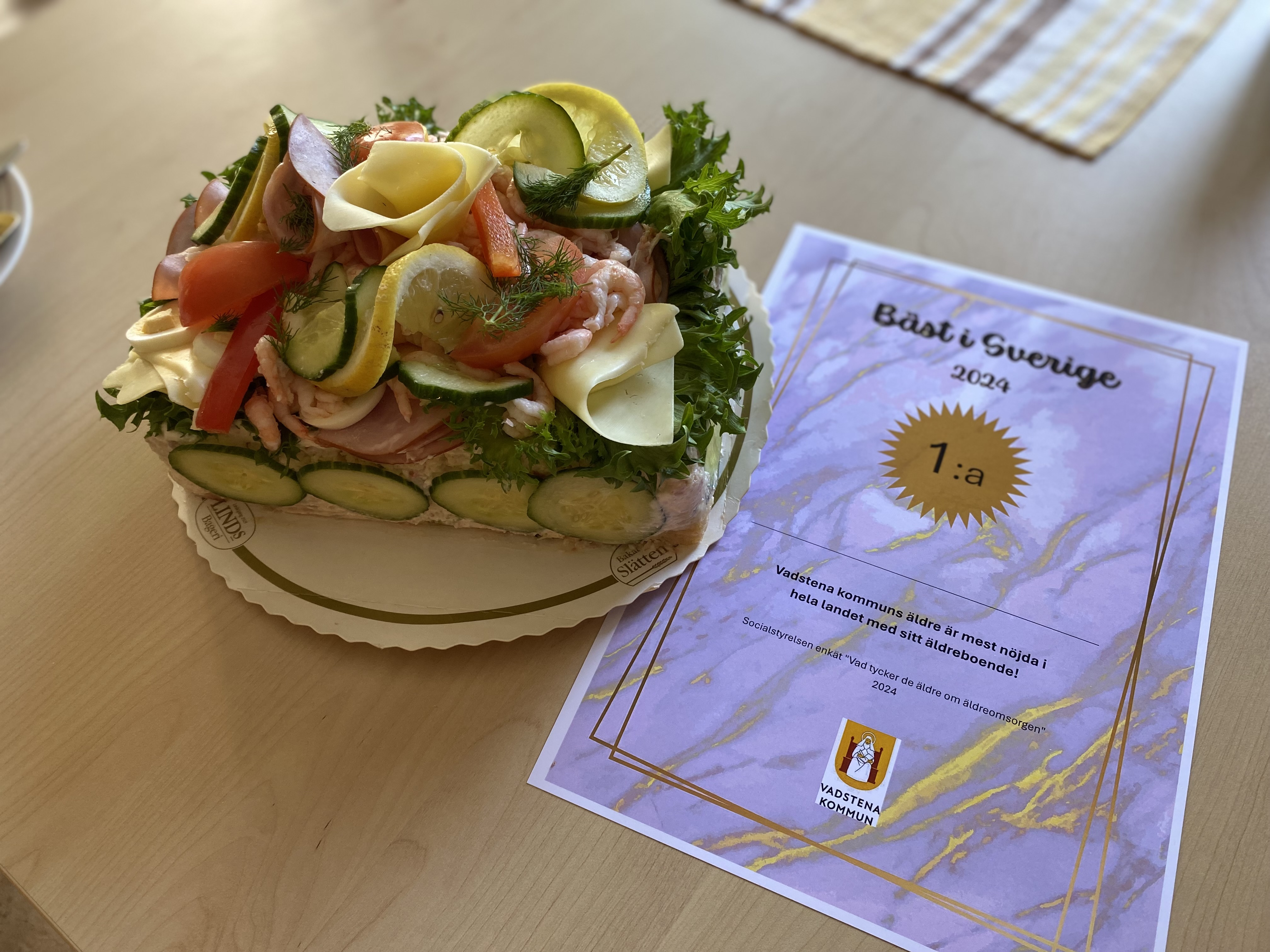 Smörgåstårta bredvid diplom