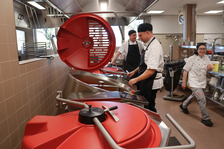 Personal i storkök.