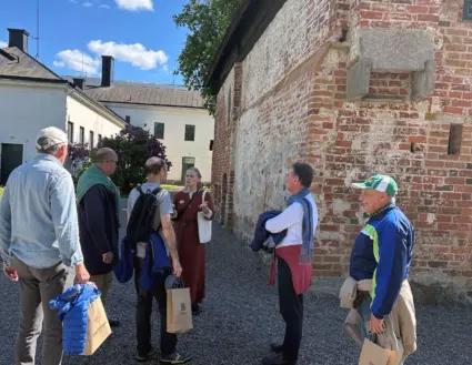 Guidad grupp utanför Mårten Skinnares hus.