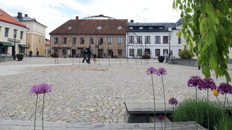 Vy över Stora torget i Vadstena.