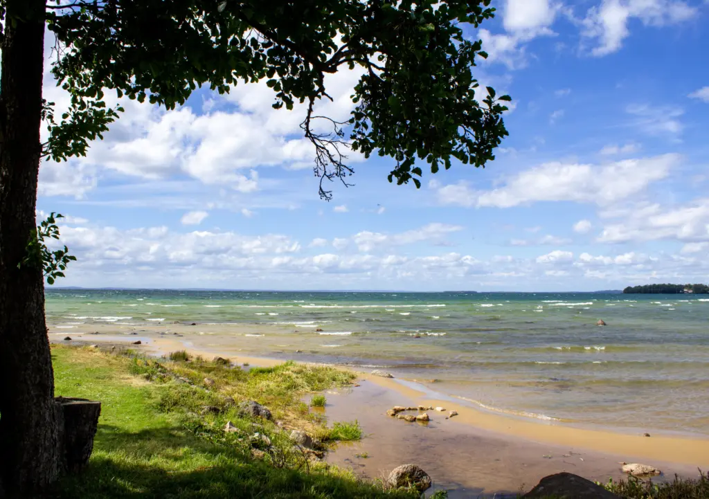 Strand vid Vättervikscampingen