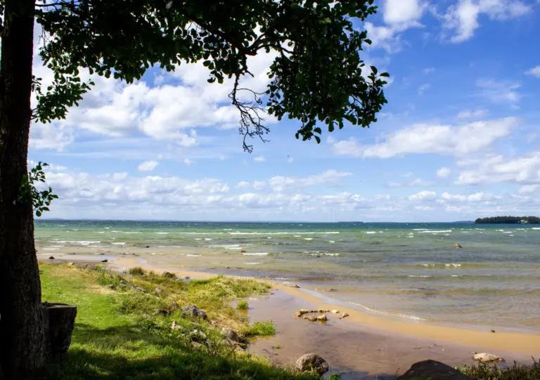 Strand vid Vättervikscampingen