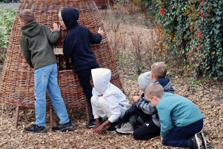 Barn som leker på skolgård.