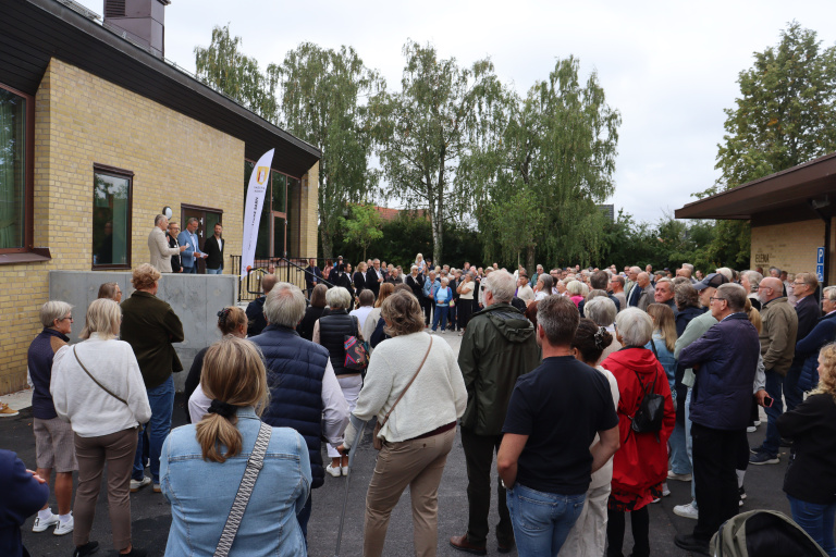 Stor folkmassa som lyssnar på invigningstal.