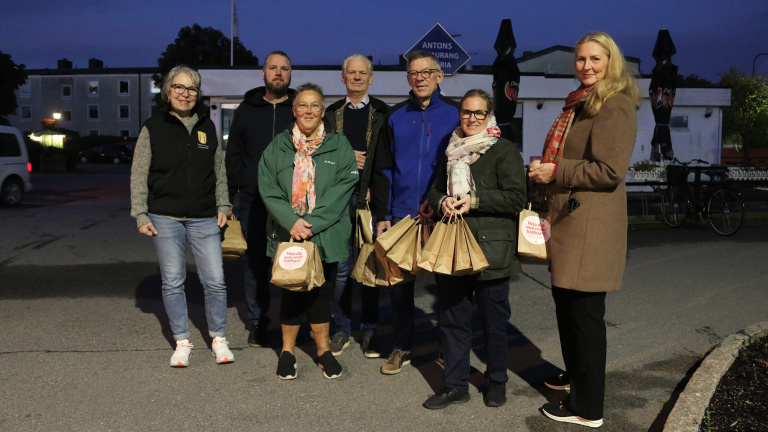 Gruppbild på politiker i morgonmörkret.