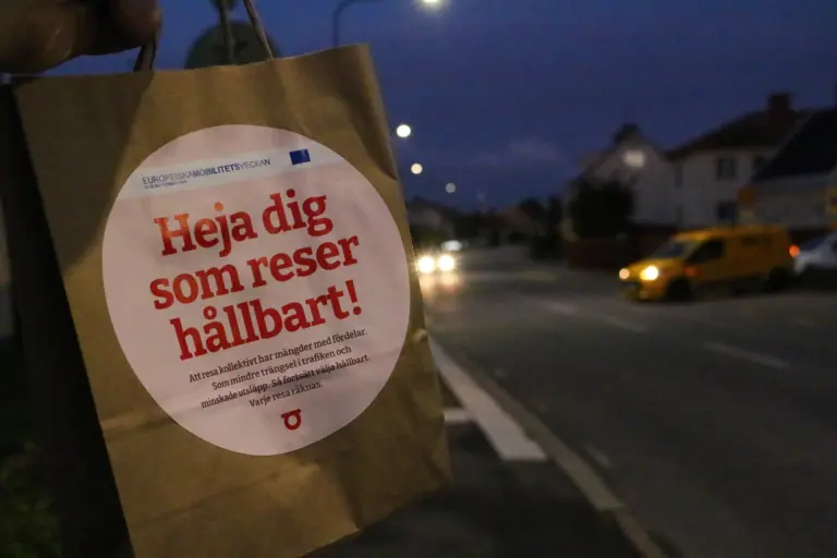 Påse med texten "Heja dig som reser hållbart".