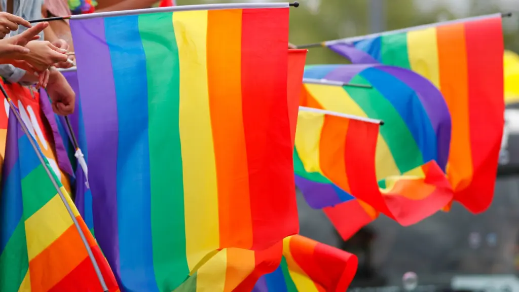 Prideflaggor på rad.