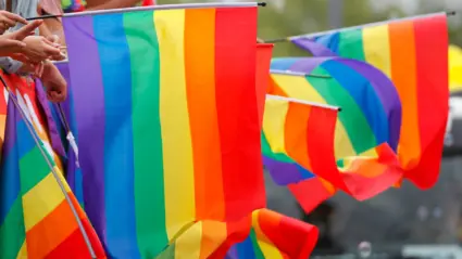Prideflaggor på rad.