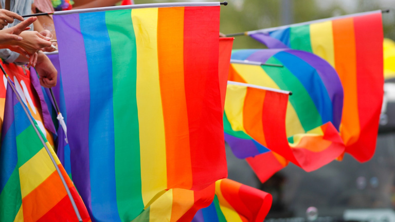Prideflaggor på rad.