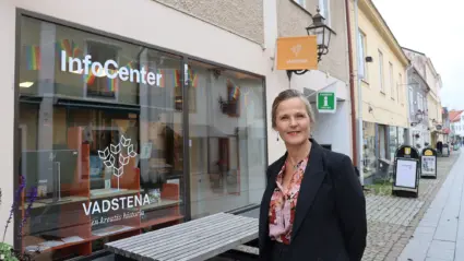 Stina utanför entrén till InfoCenter på Storgatan.