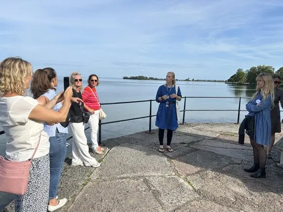 Grupp guidas vid Strandpromenaden