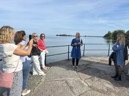 Grupp guidas vid Strandpromenaden