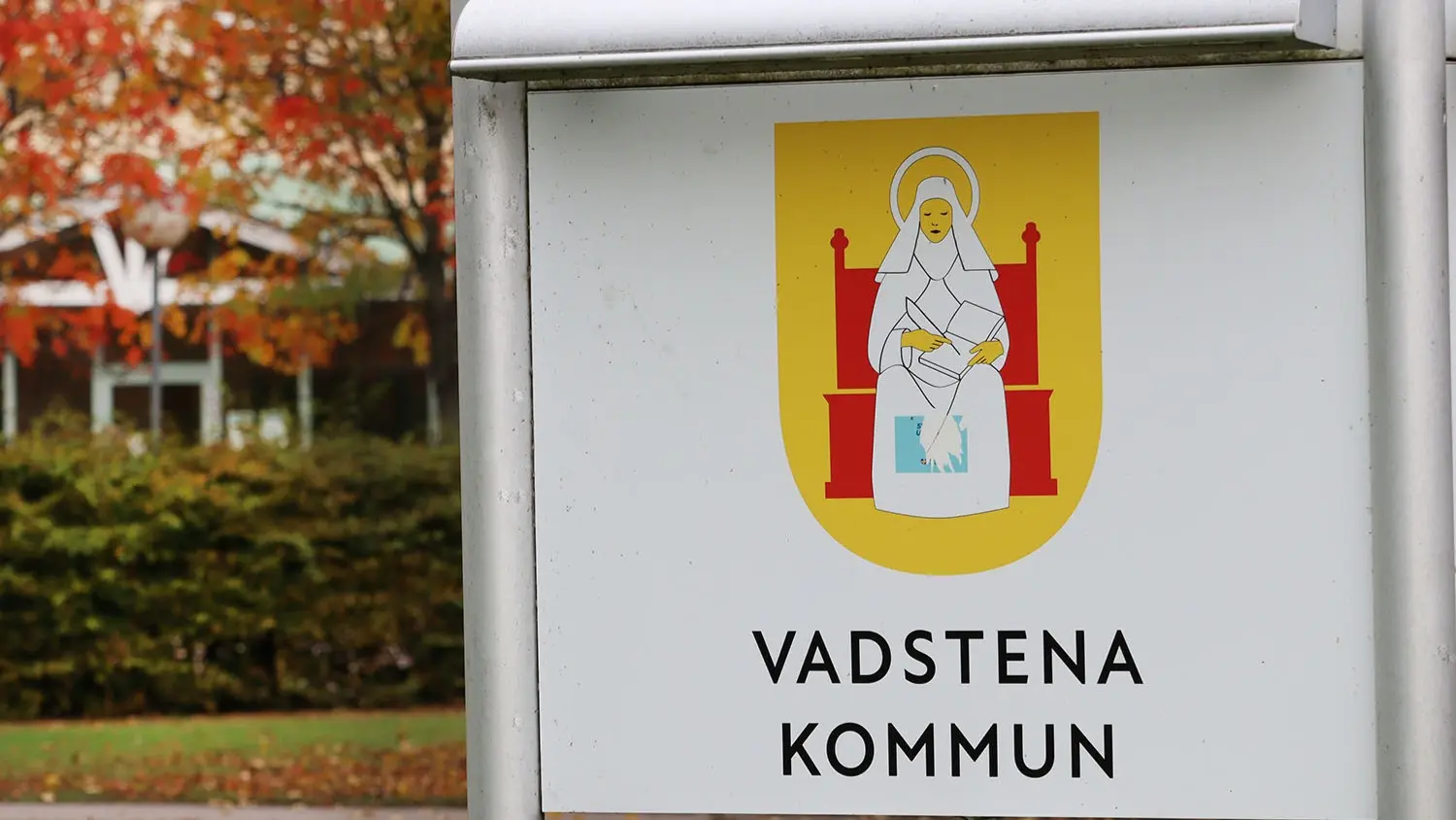 Skyt med Vadstena kommuns vapen i höstmiljö.