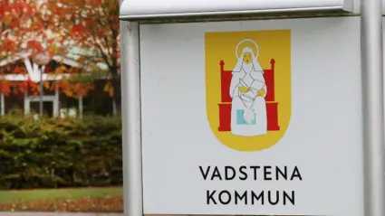 Skyt med Vadstena kommuns vapen i höstmiljö.