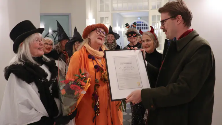 Kvinnor tar emot diplom av Richard Sandblom.