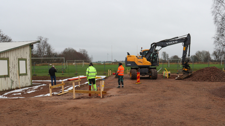 Byggarbetsplats med grävmaskin.