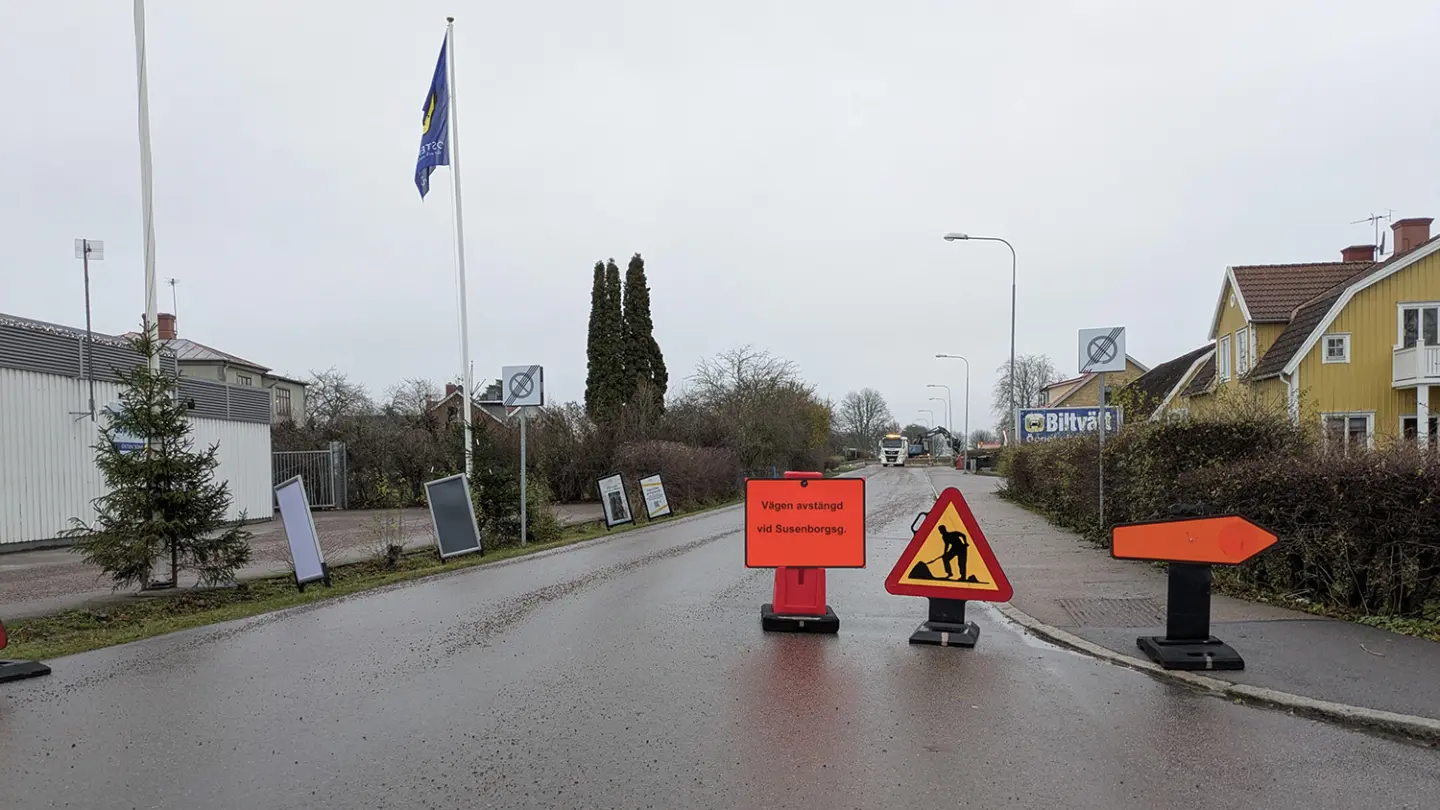 Vy över Motalagatan med byggskyltar.