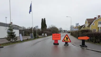Vy över Motalagatan med byggskyltar.
