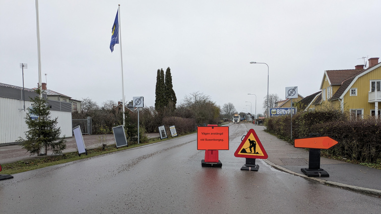 Vy över Motalagatan med byggskyltar.