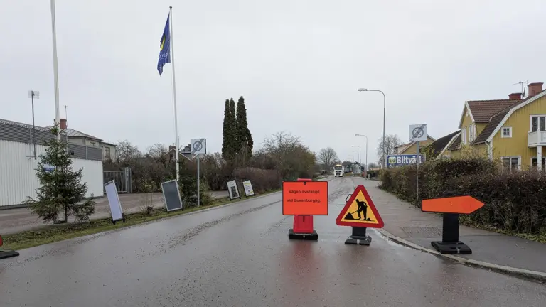 Vy över Motalagatan med byggskyltar.