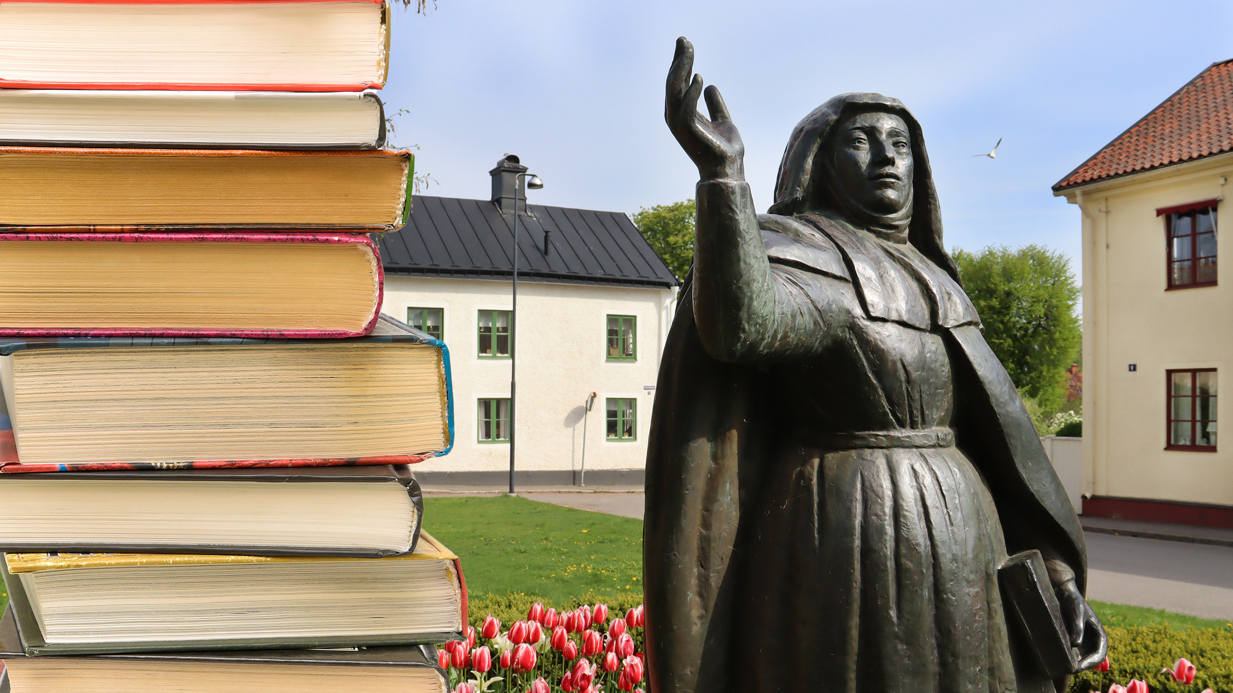 Montage: Stapel med böcker samt Birgittastaty.