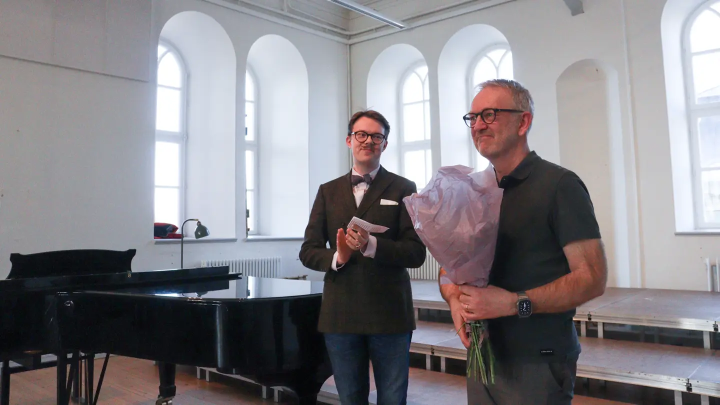 Richard Sandblom delade ut kommunens kulturstipendium till musikpedagogen Anders Düring.