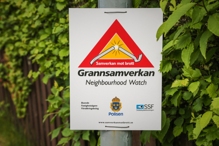 Skylt om grannsamverkan.