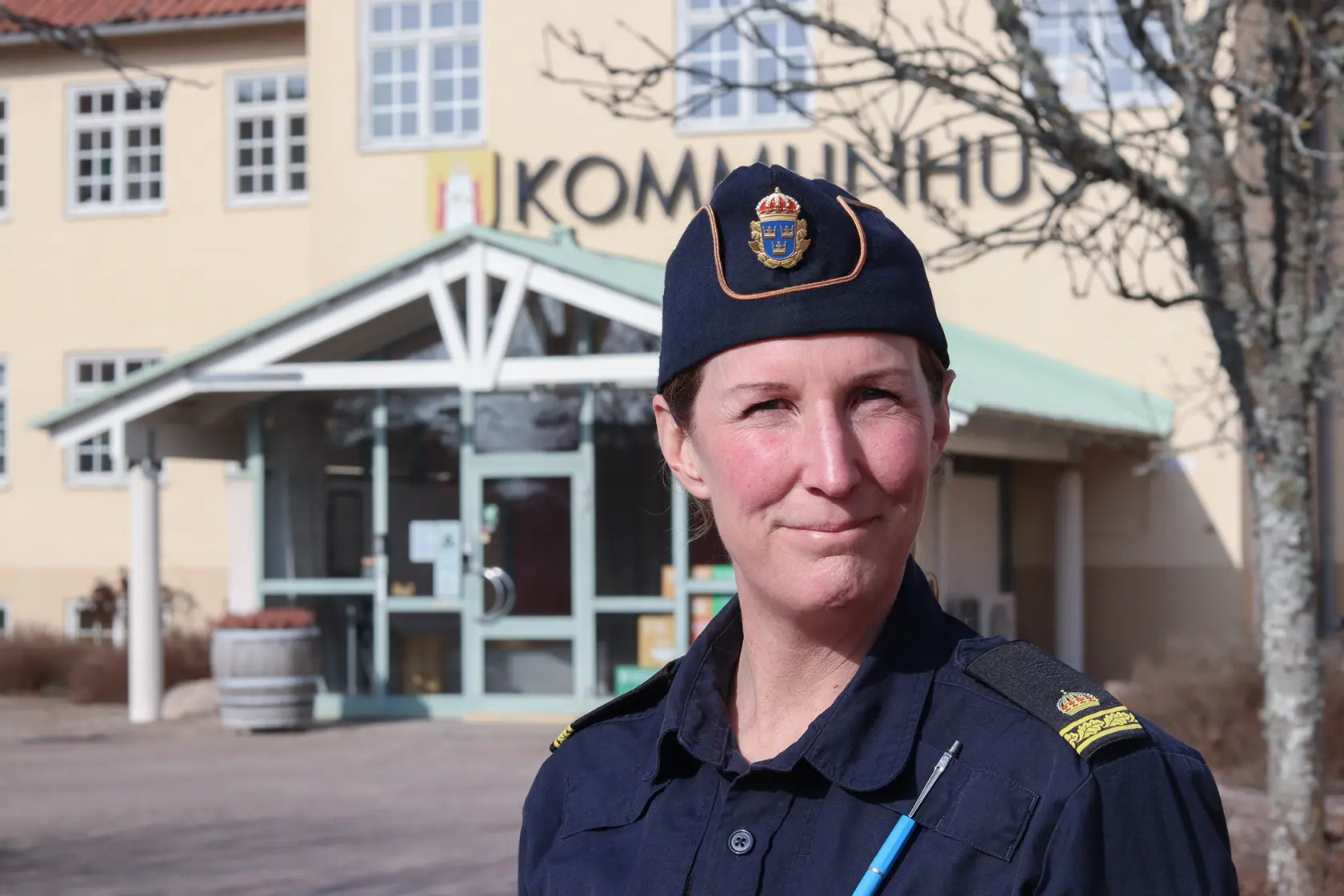 Ulrika Borg i uniform utanför kommunhuset.