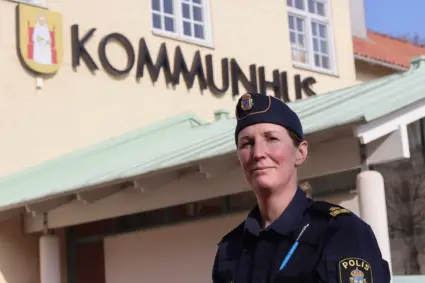 Ulrika Borg i uniform utanför kommunhuset.
