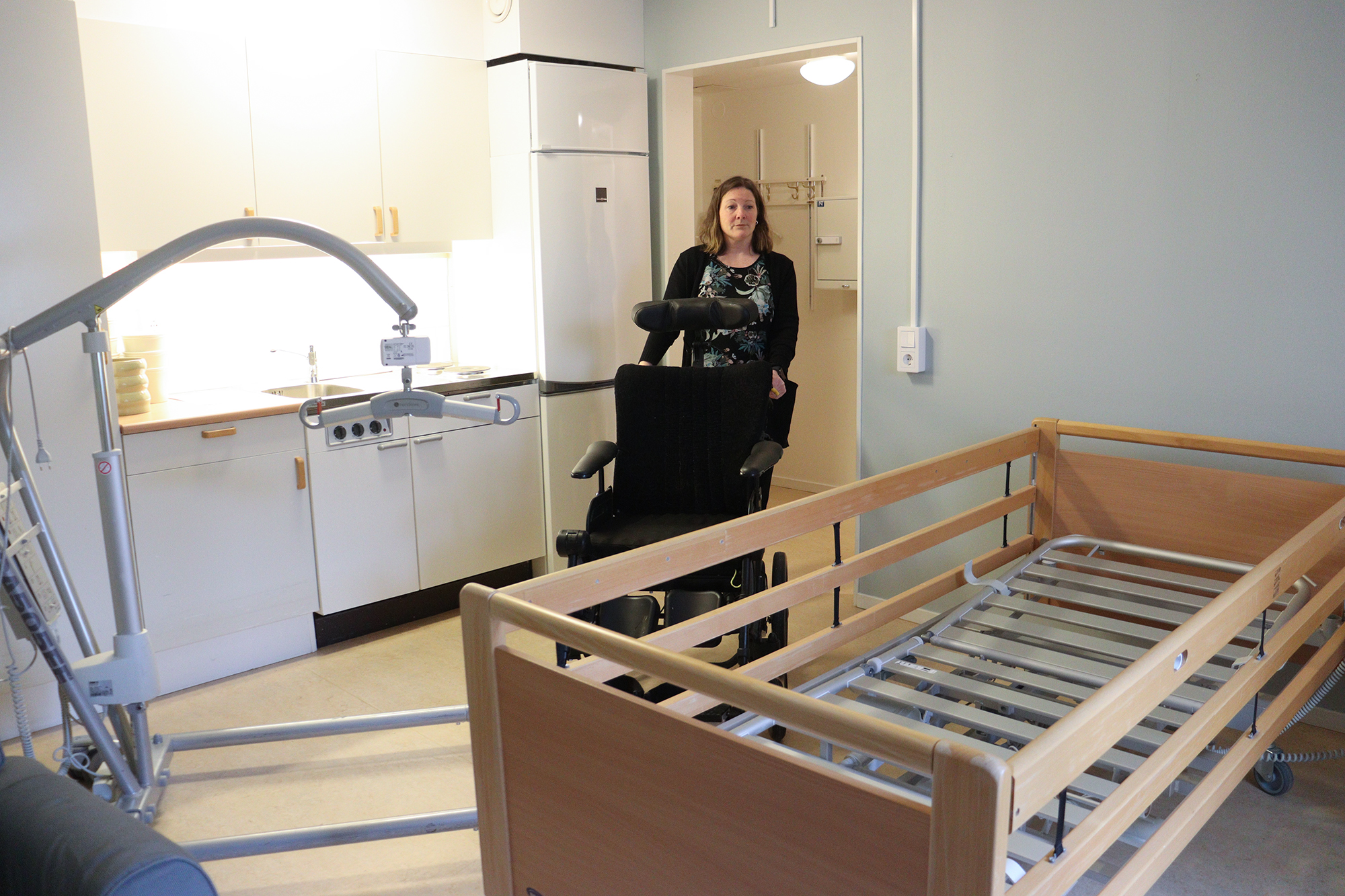 Personal med rullstol i trångt rum på Wasagården.