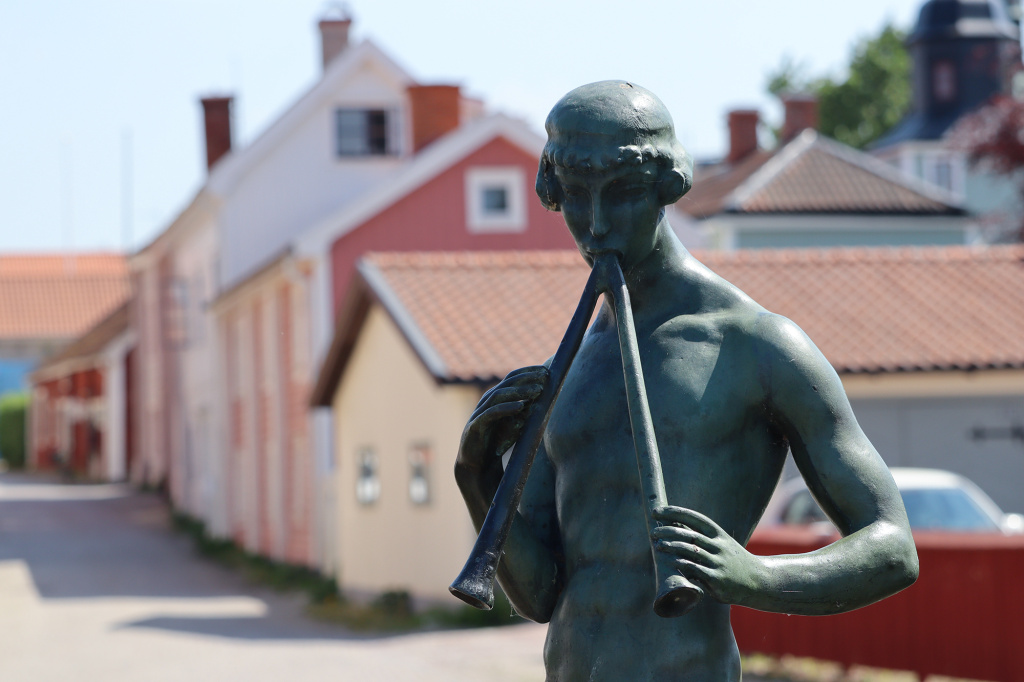 Staty föreställande Pan med flöjt på gata i Vadtena.