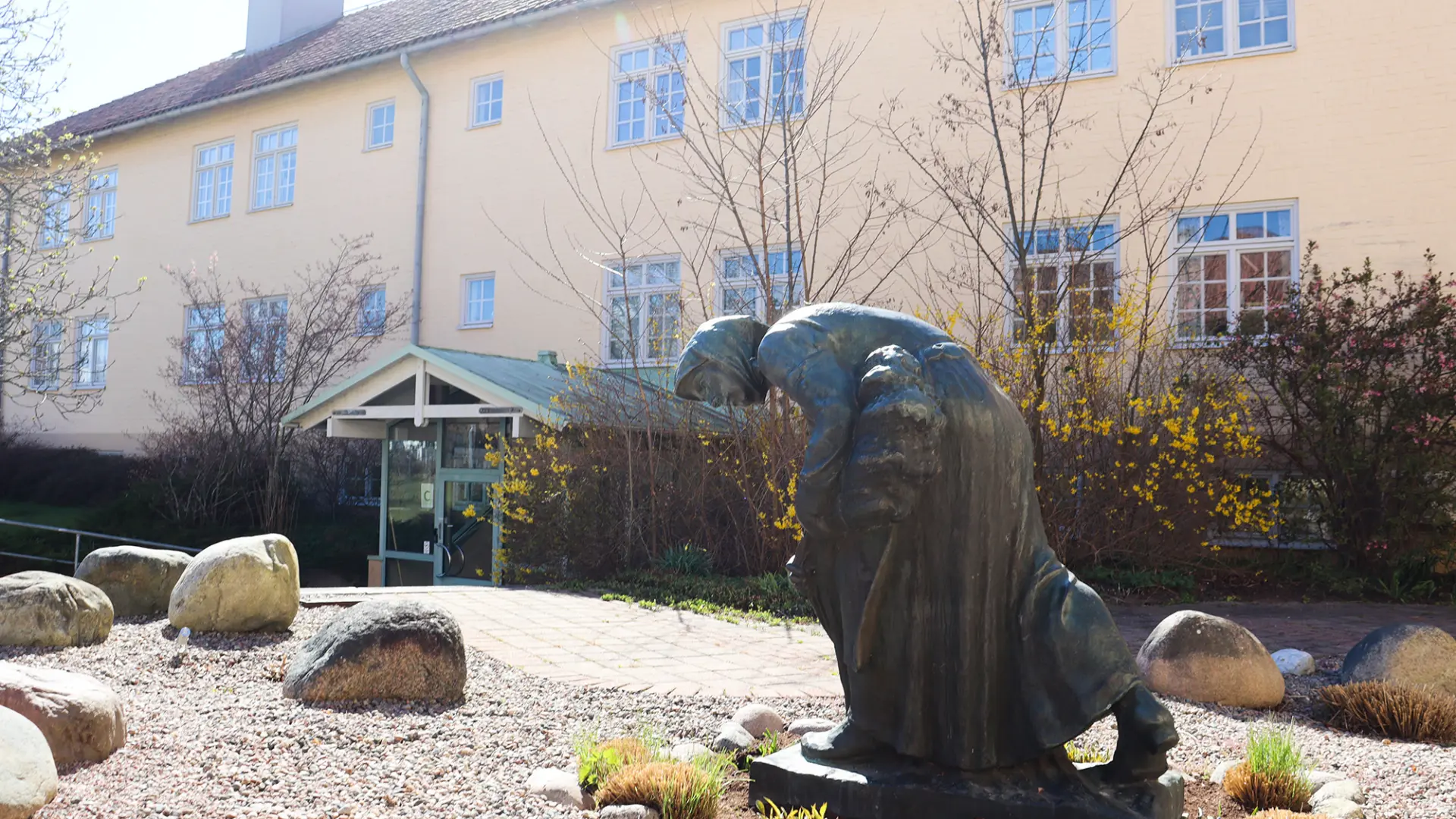 Bronsstaty utanför kommunhuset
