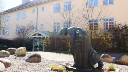 Bronsstaty utanför kommunhuset