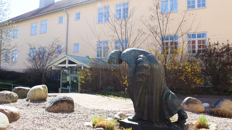 Bronsstaty utanför kommunhuset