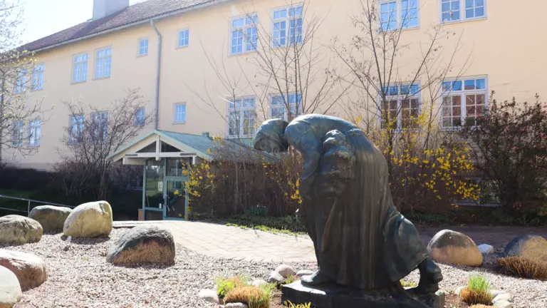 Bronsstaty utanför kommunhuset