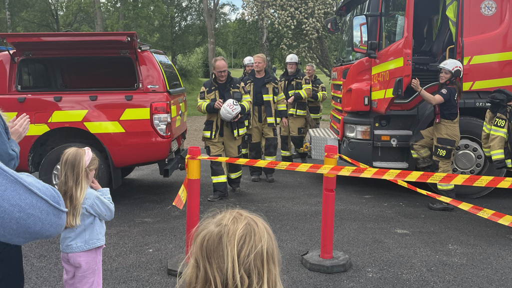 Deltidsbrandmän vid brandbilar.