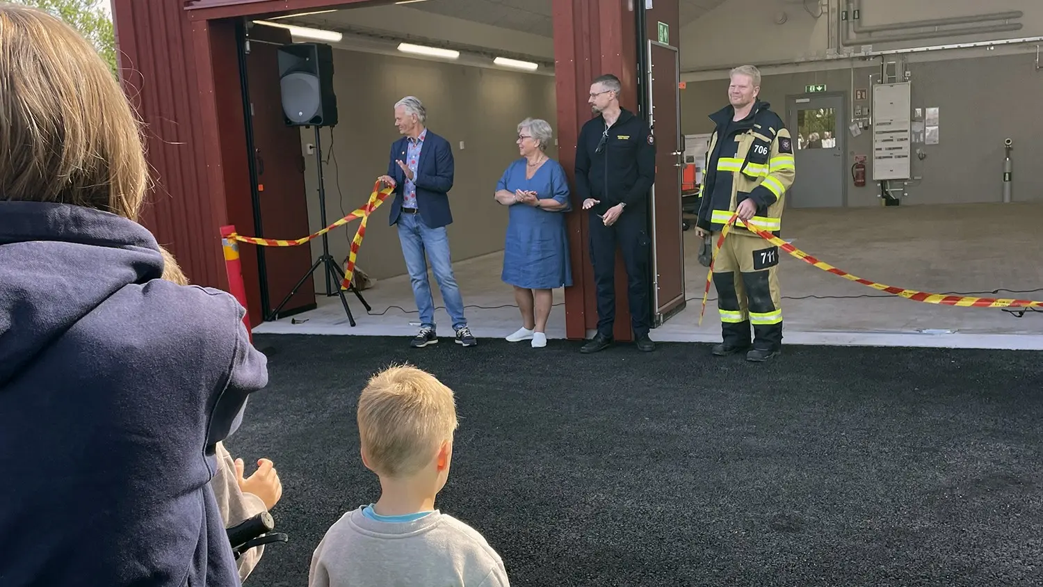 Invigningstalare utanför port.