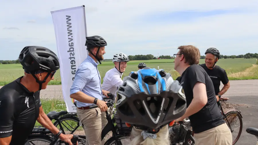 Invigningsdelegationen kom cyklande fr&aring;n varsitt h&aring;ll.