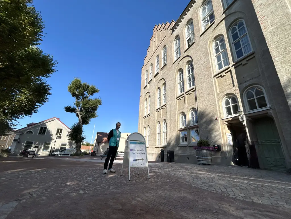 Förtidsröstningsskylt utanför rödtornet